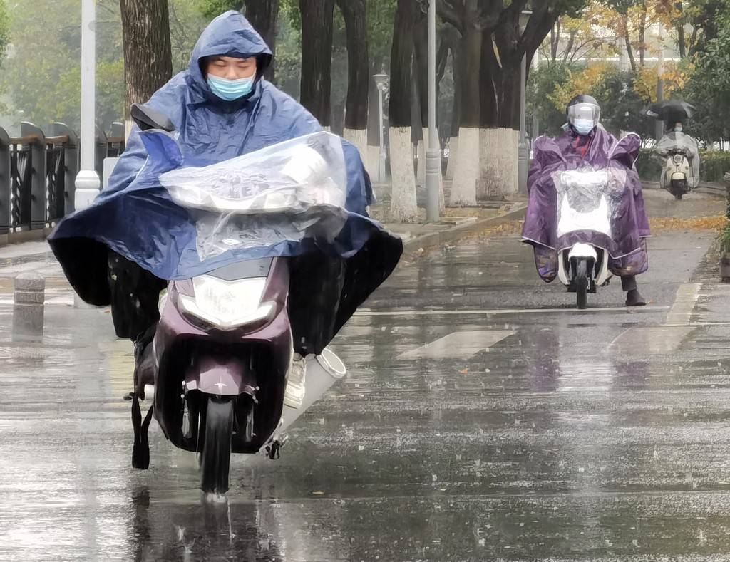 今冬最强寒潮自西向东影响我国 局地降温超20℃_天气_市民_中新社