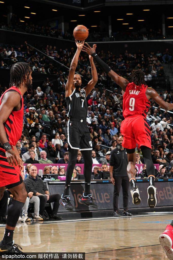 当欧文的突破遇上库里的三分谁能主宰比赛节奏