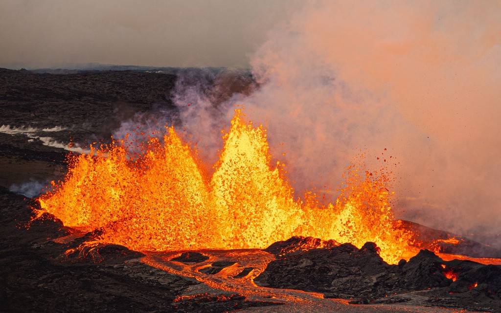 熔岩流淌夏威夷冒纳罗亚火山喷发