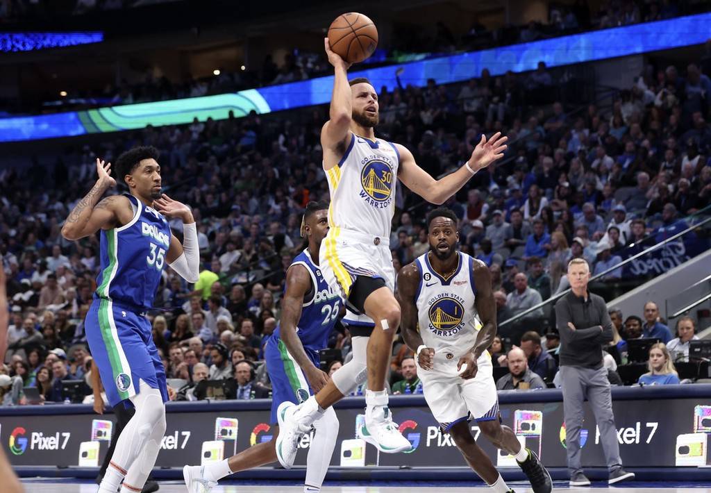 巨星对决再升级詹姆斯与字母哥正面交锋谁能率队赢得荣誉之战