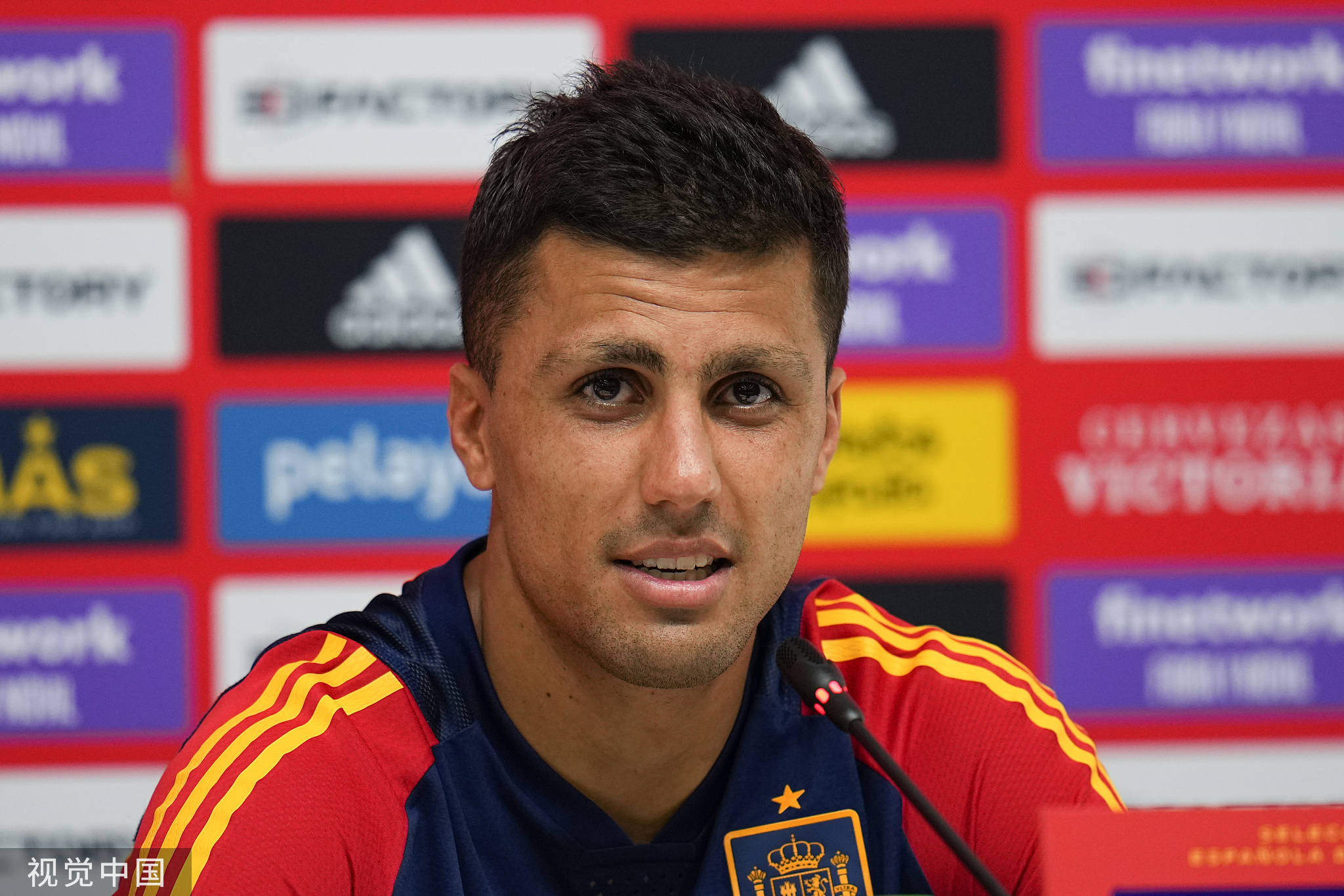 高清图西班牙召开赛前发布会罗德里出席