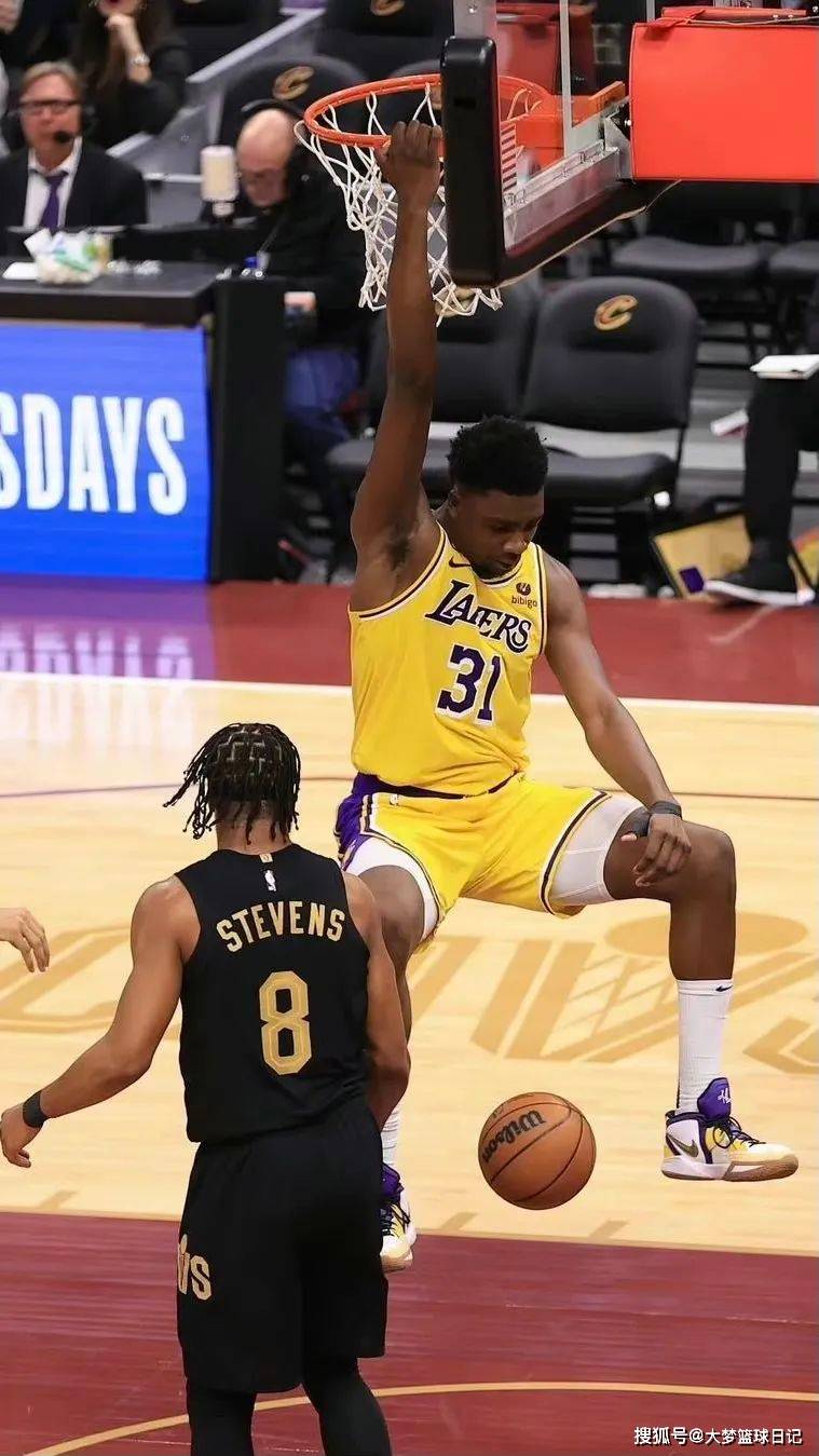 从骑士到湖人 詹姆斯NBA录像中的成长轨迹与辉煌时刻