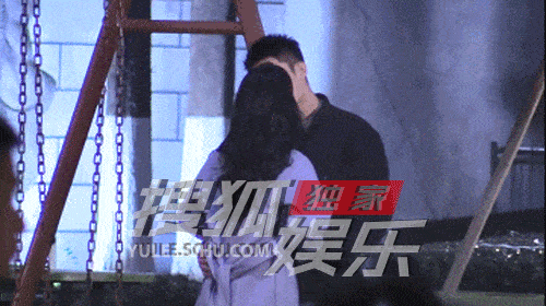 独家:黄景瑜张婧仪片场热吻 女方轻轻垫脚超浪漫_穿着_外套_脚尖