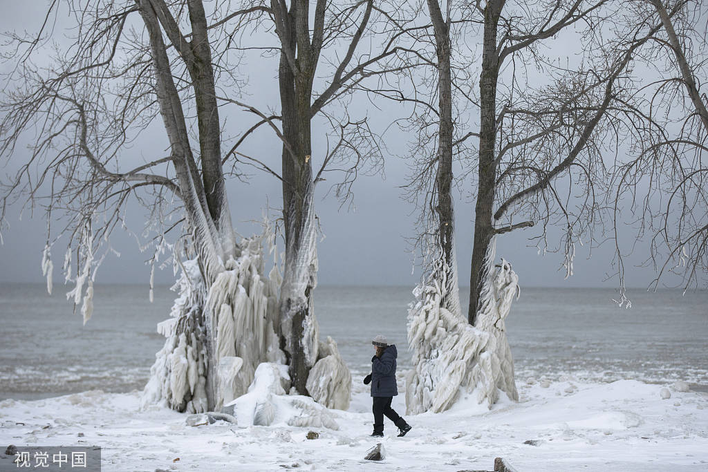 加拿大遭遇暴风雪袭击后城内一片冰天雪地景象