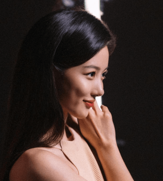 韩国女演员金裕贞晒写真照 穿挂脖紧身短款上衣秀火爆身材_郭明东