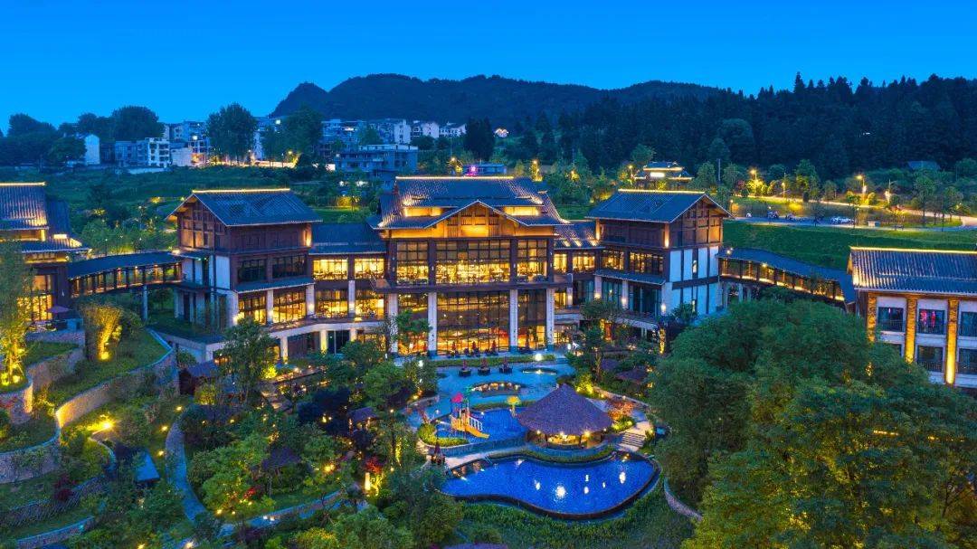 丹寨万达锦华温泉酒店(简称丹寨万达锦华酒店)依山傍水,拥有354套苗族