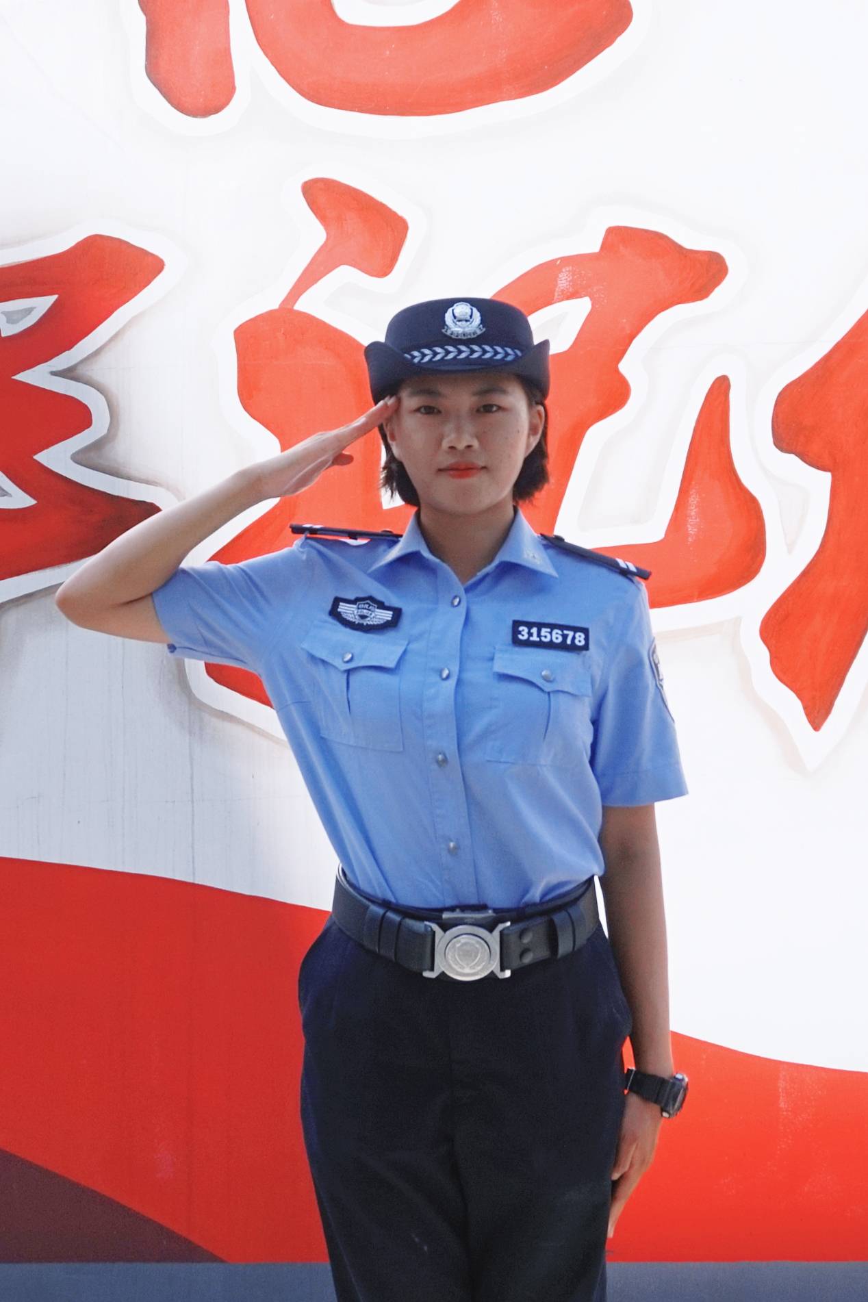 时,我就产生了报考警校的想法,想成为一名像电影里一样英姿飒爽的女警