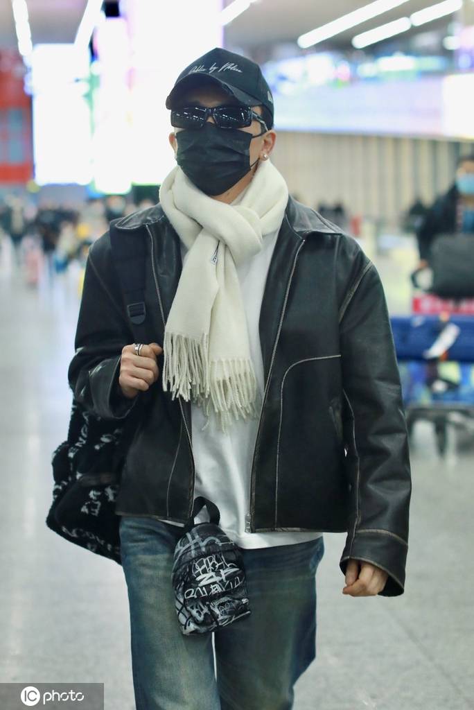 苏有朋现身北京机场身着哦黑色短款皮衣复古帅气