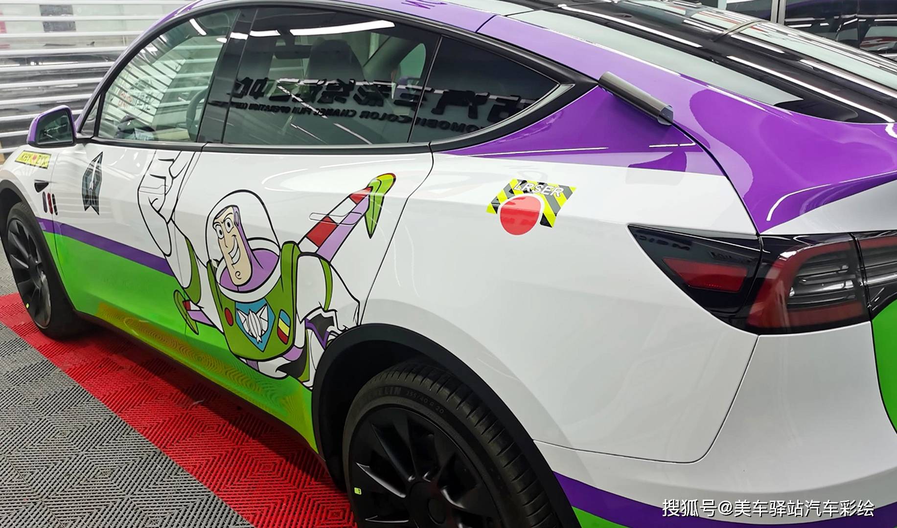 汽车彩绘定制膜,就是给车身颜值进行不断