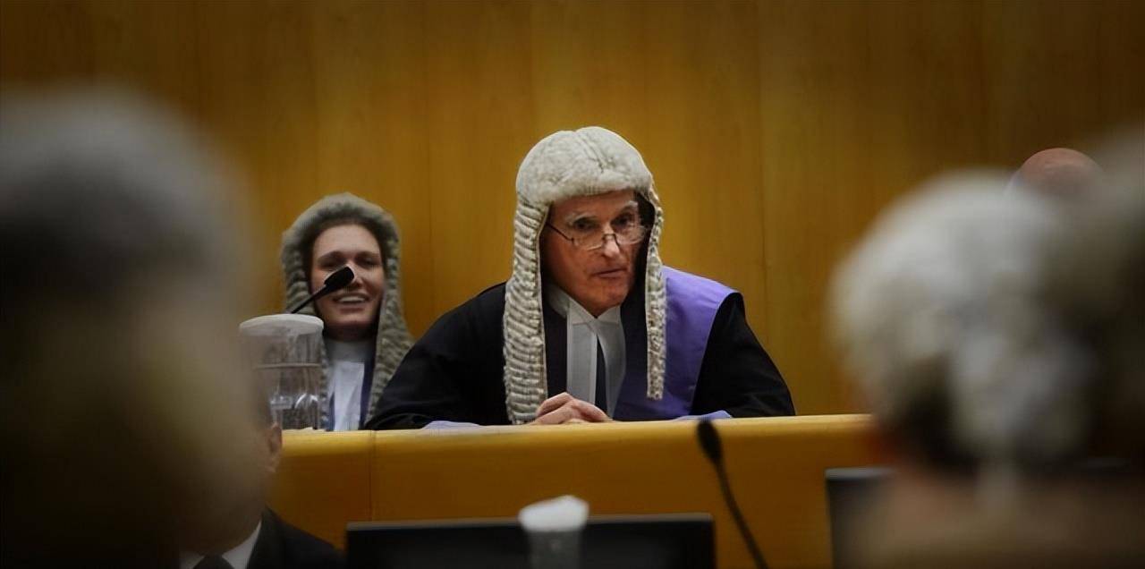 既不美观又不实用,为什么英国的法官要戴假发?有什么实际意义?