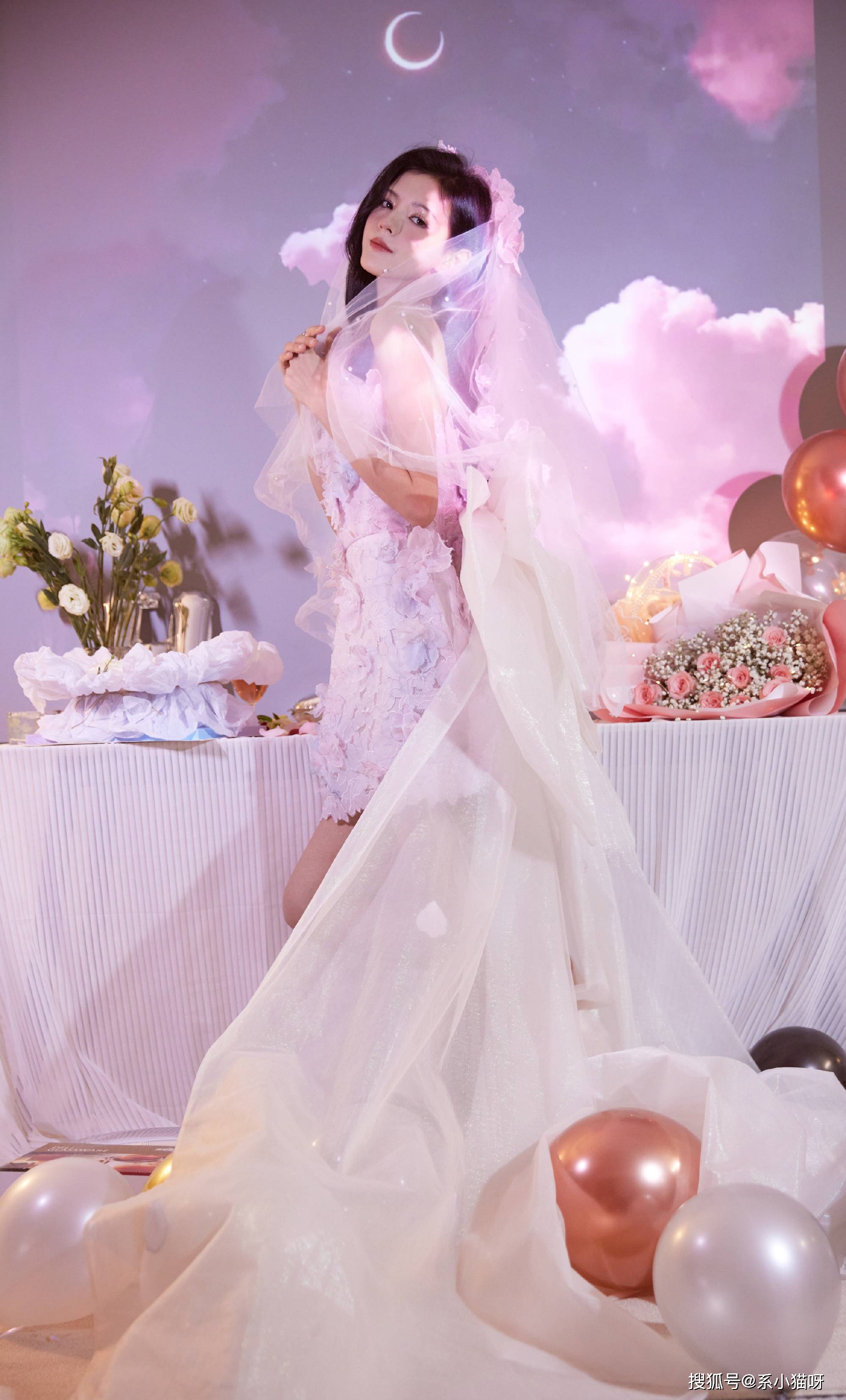 张予曦身穿抹胸连衣裙，娇美迷人如同仙女-搜狐大视野-搜狐新闻