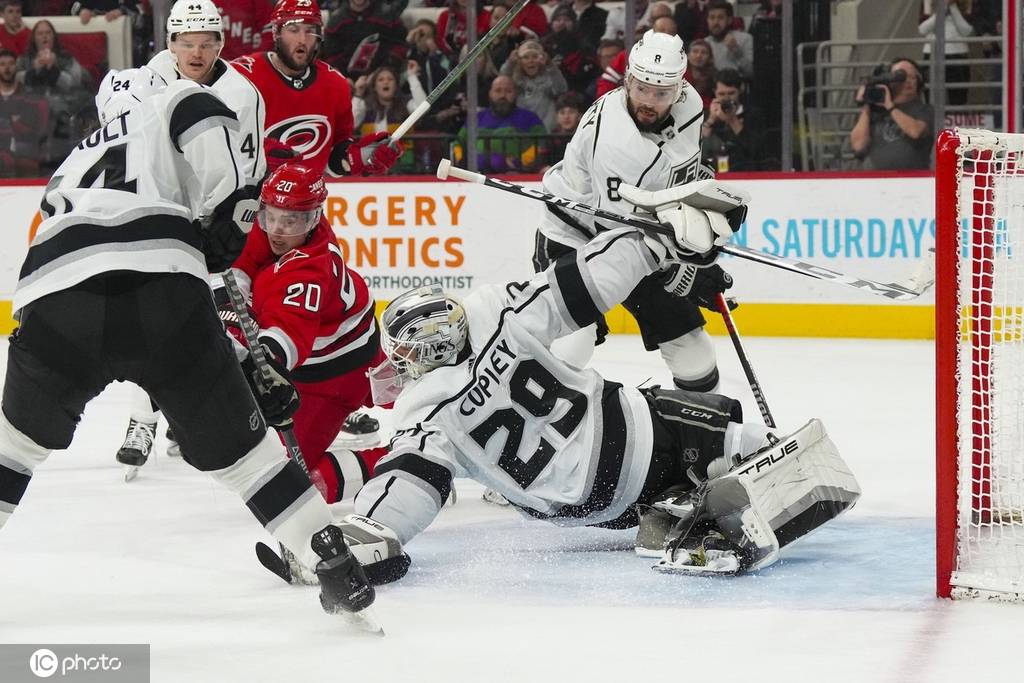 卡罗来纳飓风队(carolina hurricanes)成立于1972年的冰球队,其前身是