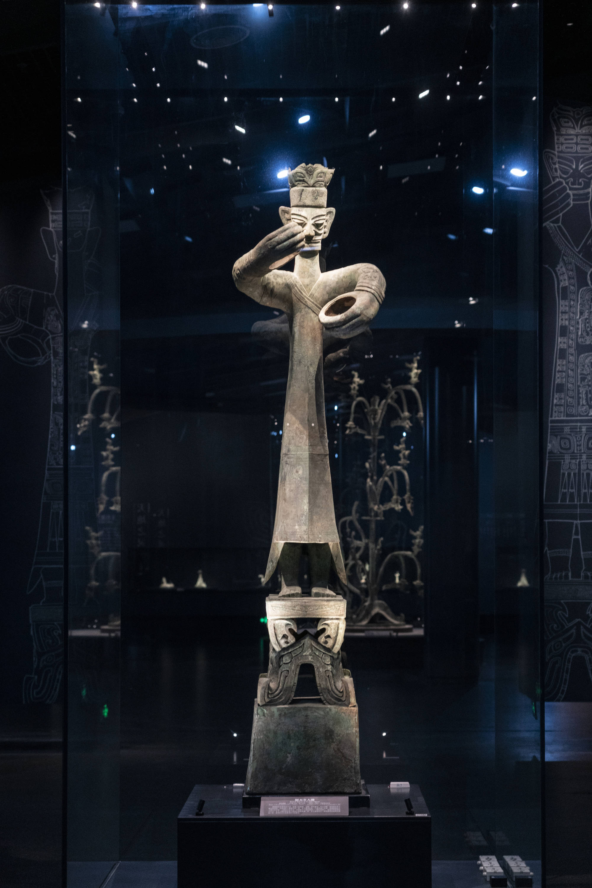 青铜大立人像这是三星堆一号展馆最为显眼的展品,人像高高180厘米,加