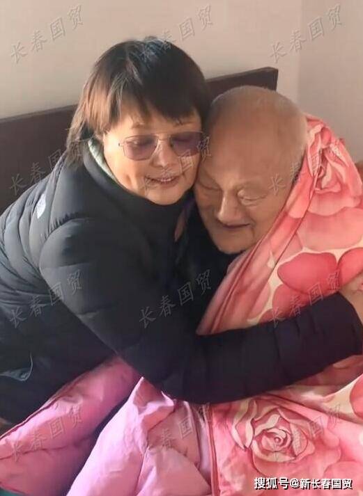 51歲袁立罕見現身,與百歲老人合影身材發福變化大 3 184d88480392495f99706ad61befd6a5
