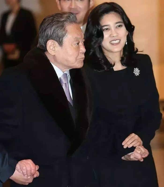 可就跟许多为了孩子而忍受悲剧婚姻的女人一样,李富真也没有轻易地