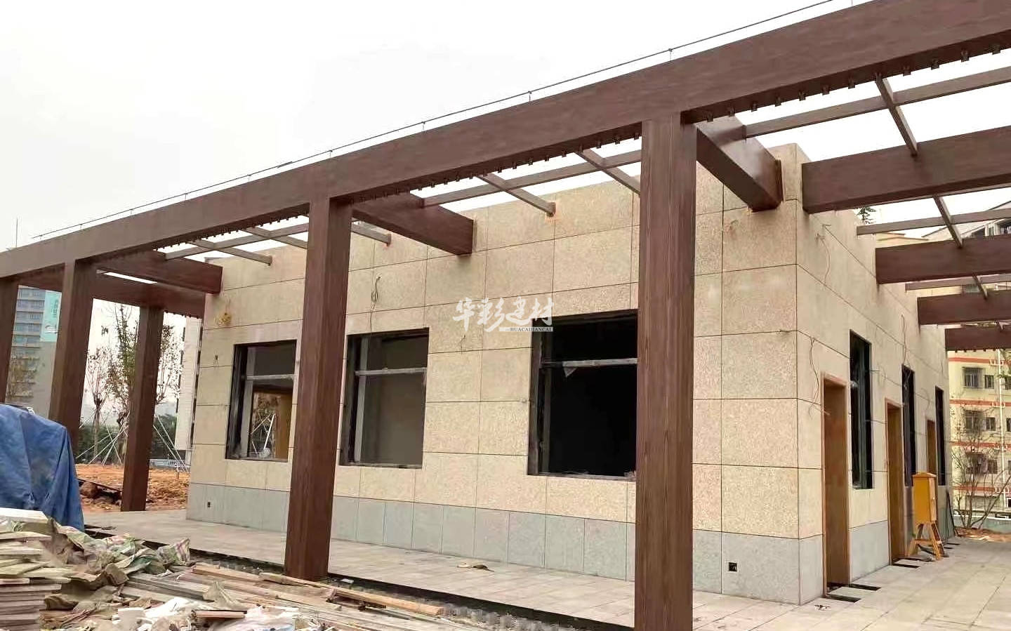 广东深圳体育场钢构金属面仿木纹漆_效果_保护_钢管