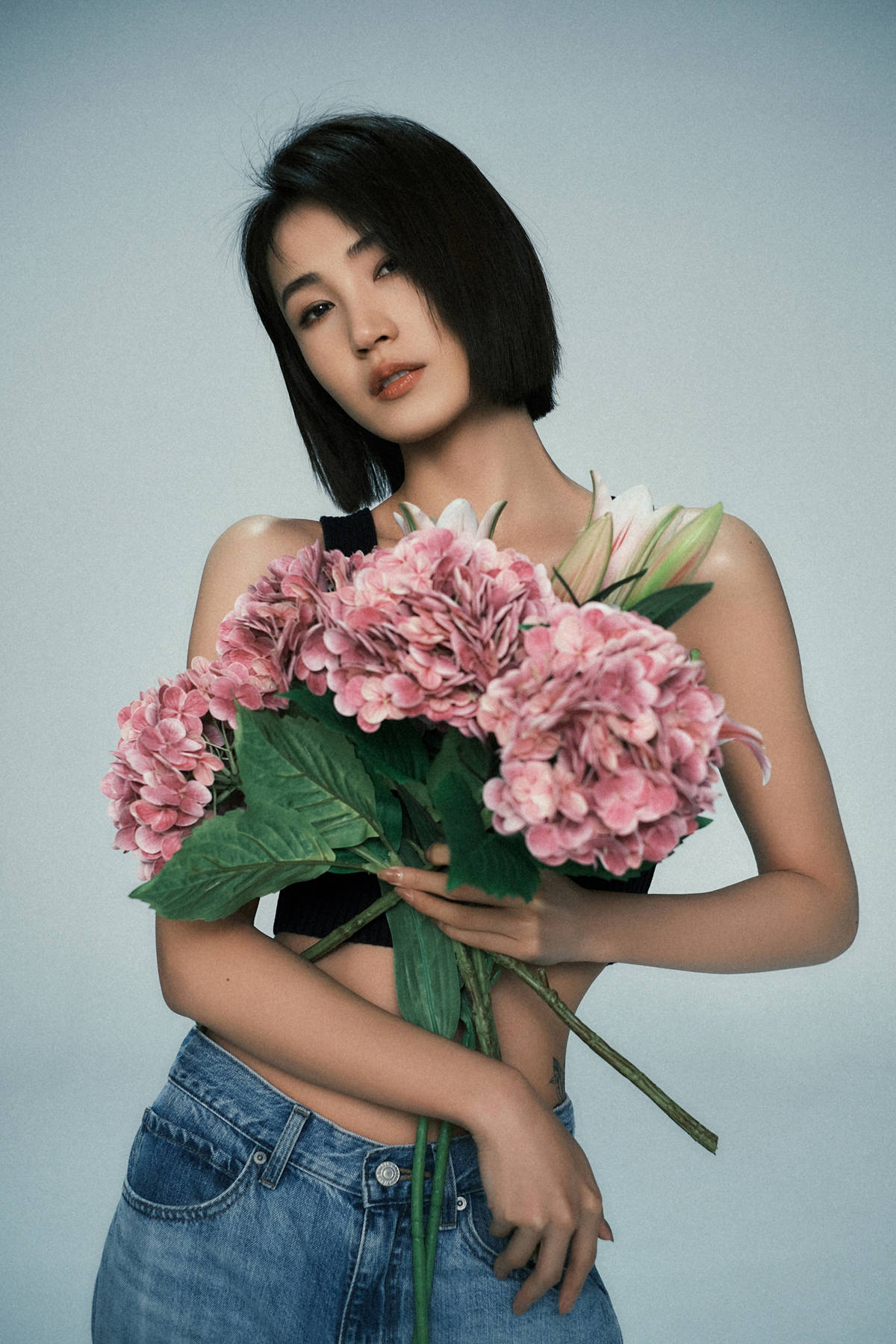 黄晓婉春日写真释出 娇飒交融展现多重魅力_一面_李薇_短发