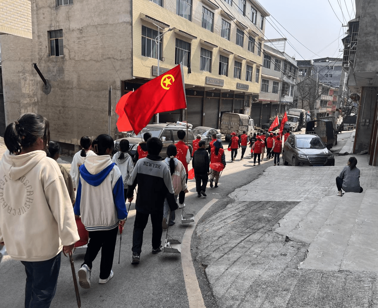 贡溪镇开展"实施增绿护源 共建幸福河湖"河道清理志愿活动_环境_进行