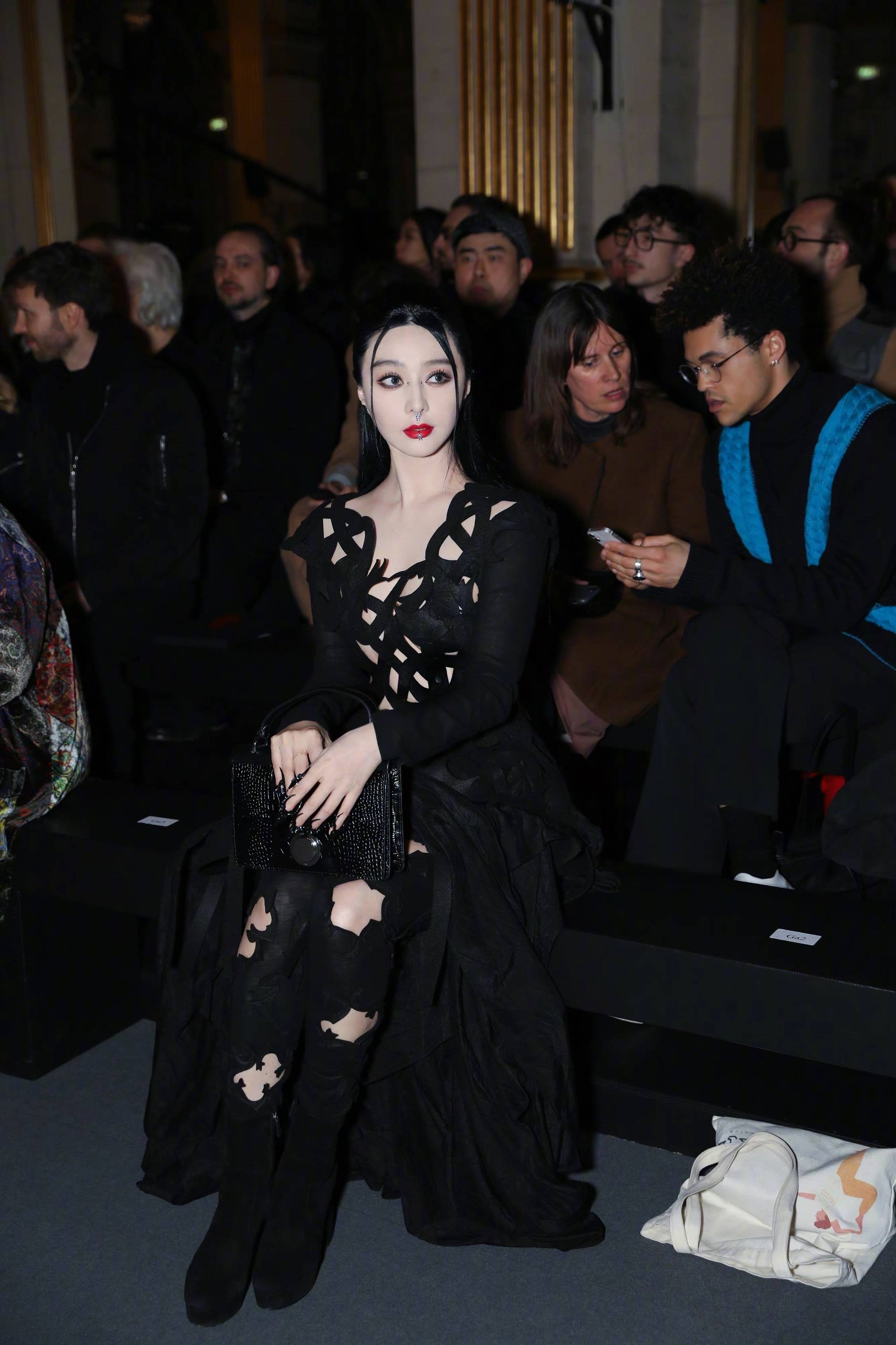 范冰冰海外复出13大造型引关注_晚宴_定海神针_教科书