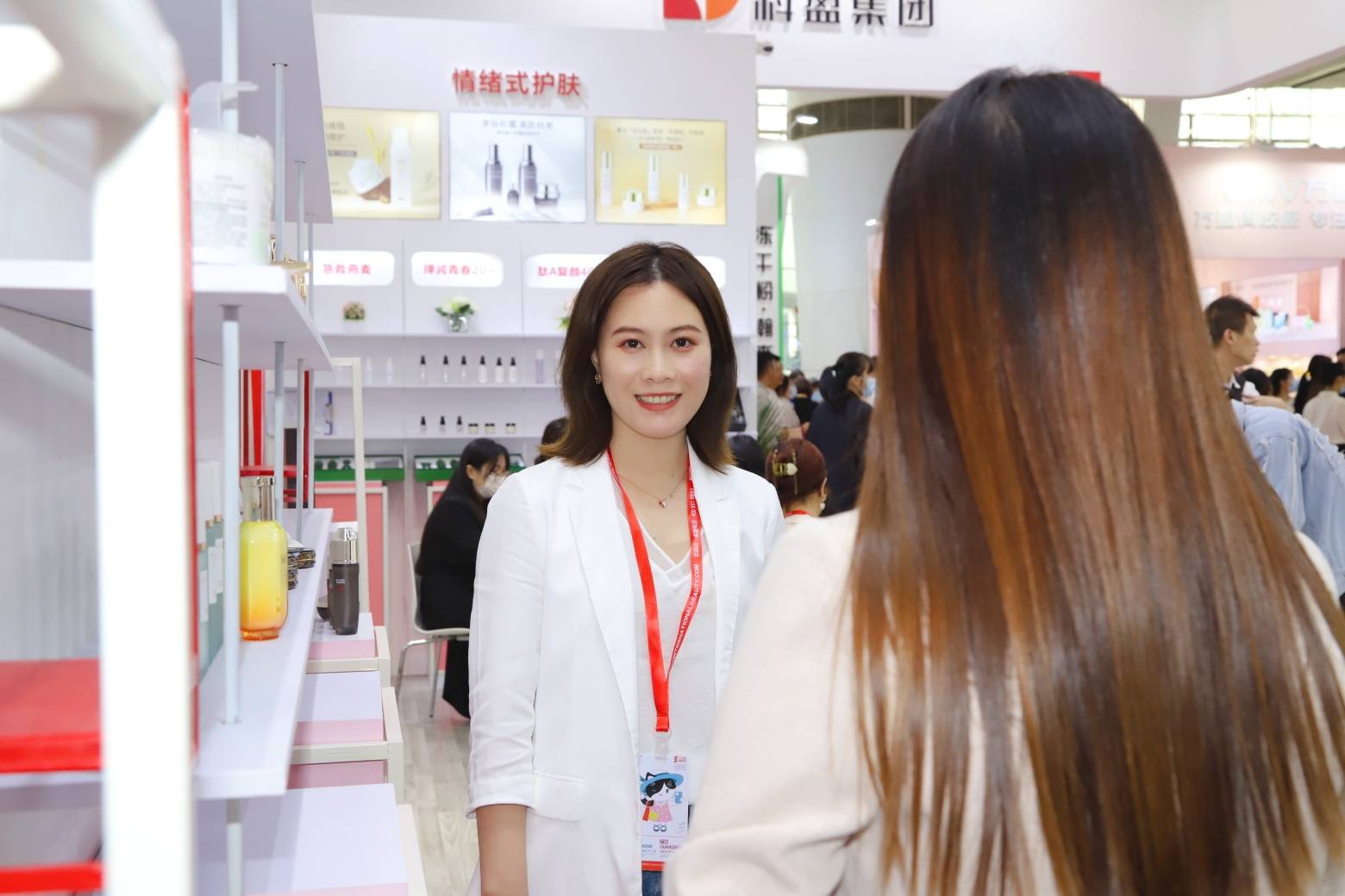 注:美莲老师作为蔻心草护肤品牌代表出席美博会,与美业人员交流用高