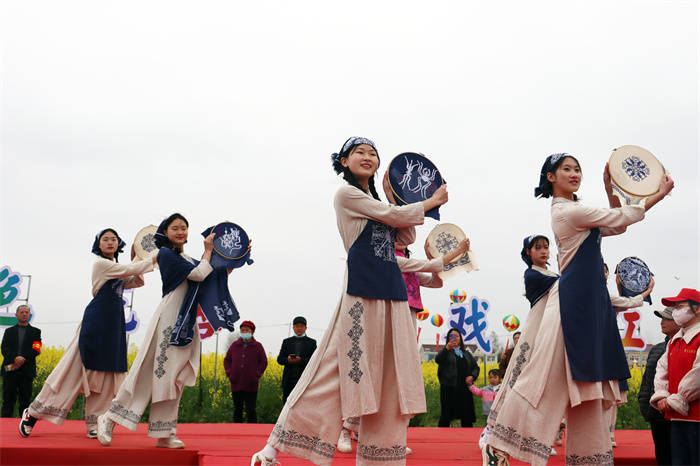 组织师生以非遗展演助力望江县油菜花系列赏游活动_挑花_舞蹈_好戏