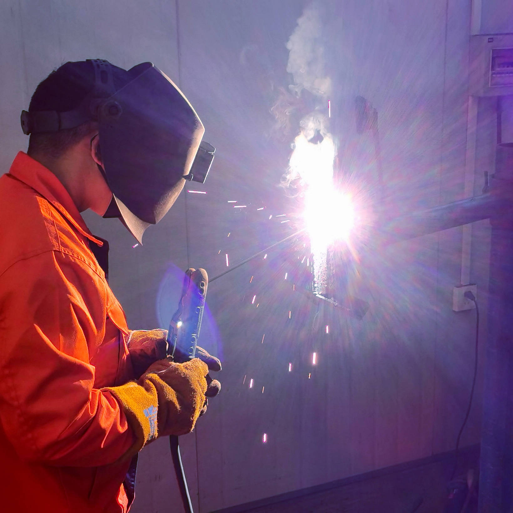 目前,最需要焊工高技能的焊接有三种:手把焊,二保焊和氩弧焊.