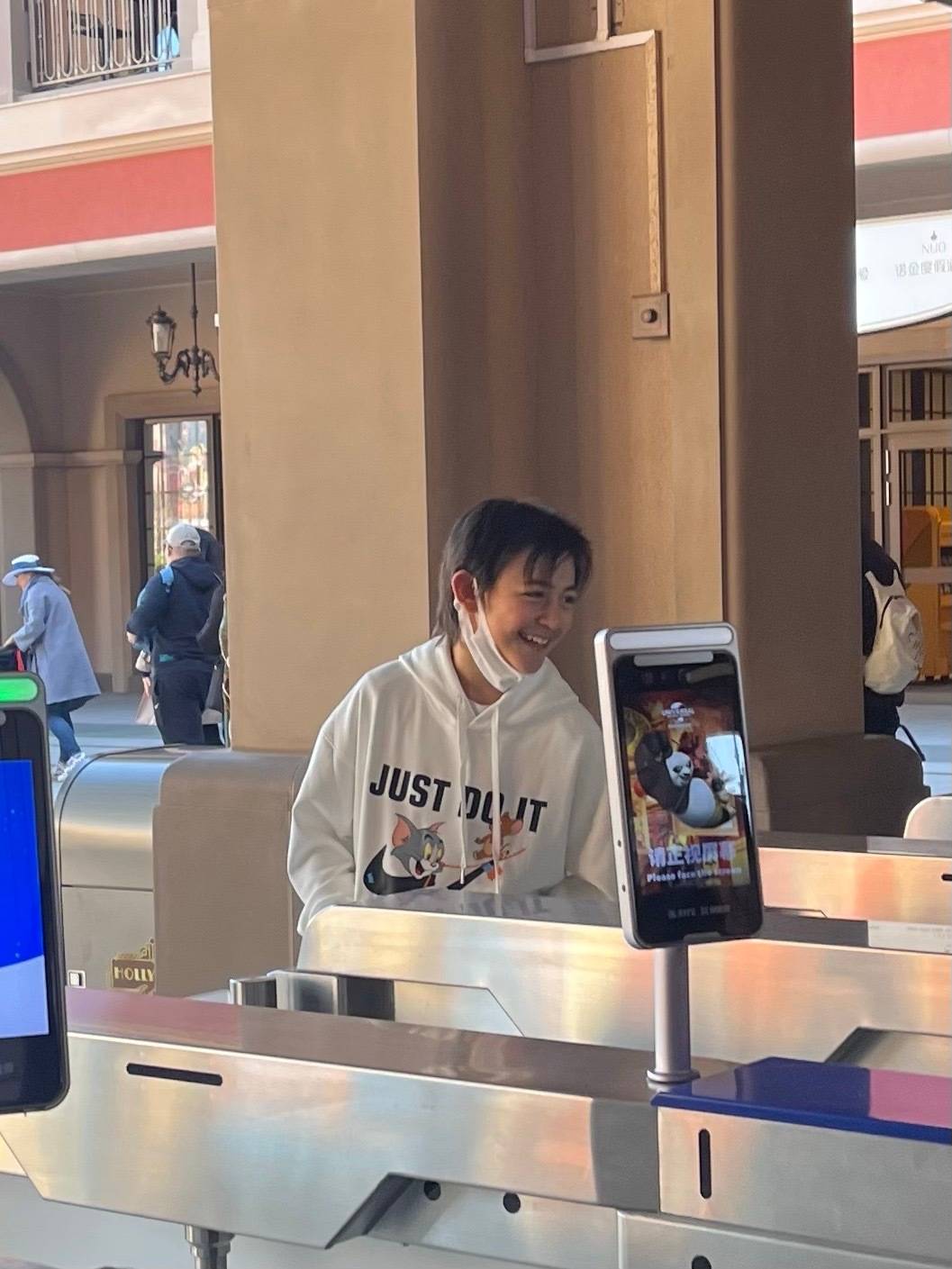 刘烨儿子诺一游环球影城被偶遇 清爽帅气身高瞩目-搜狐大视野-搜狐新闻