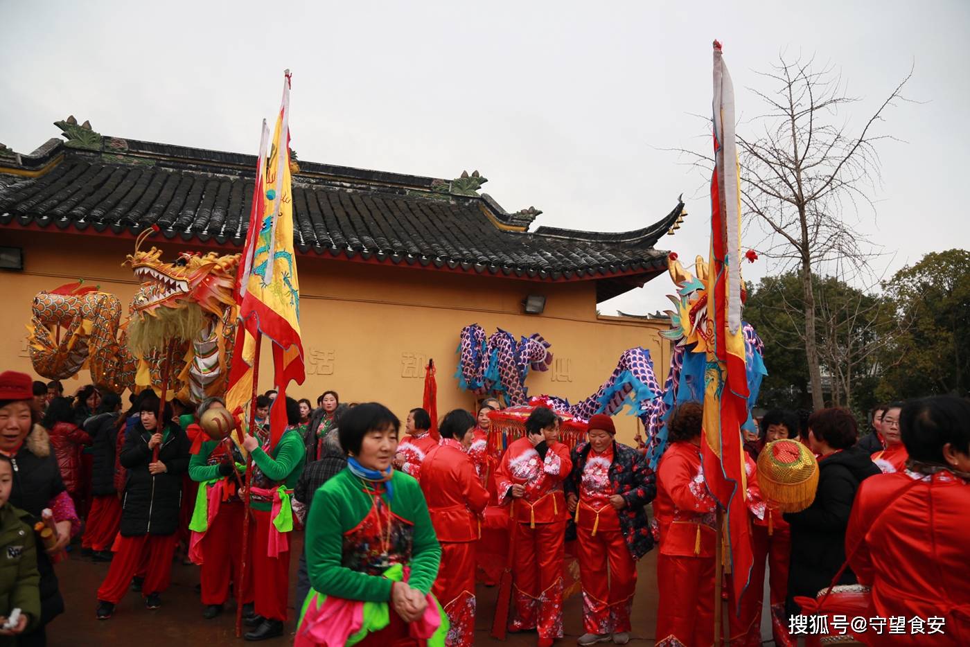 自发形成,已有数百年的历史,过去主要是善男信女到当地二郎庙烧香拜神