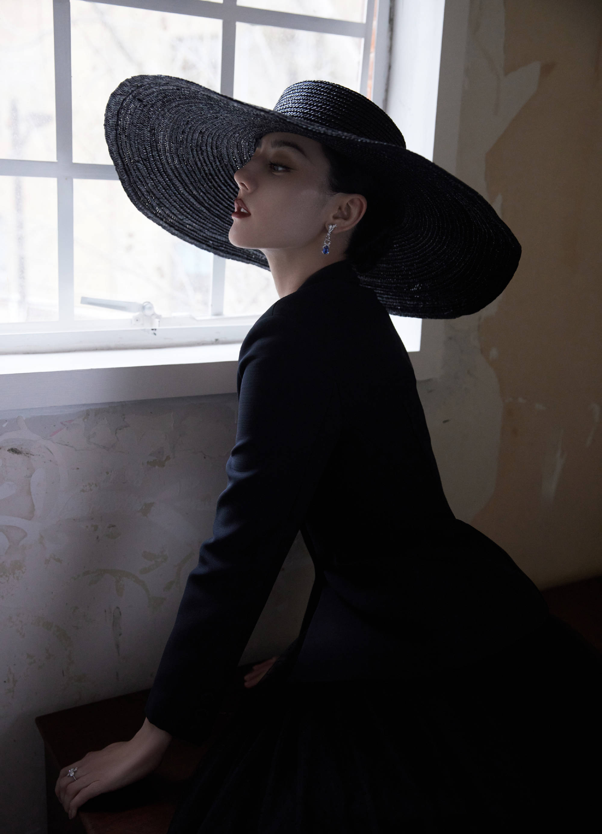 迪丽热巴黑色西装搭纱裙头戴圆帽诠释摩登女郎