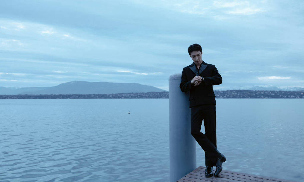 张艺兴海边大片氛围感轻松拿捏,春日最靓的仔