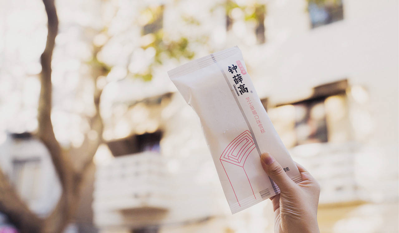 原创            钟薛高推出3.5元雪糕，“雪糕刺客”从此再见？（钟薛高66元的雪糕长什么样）
