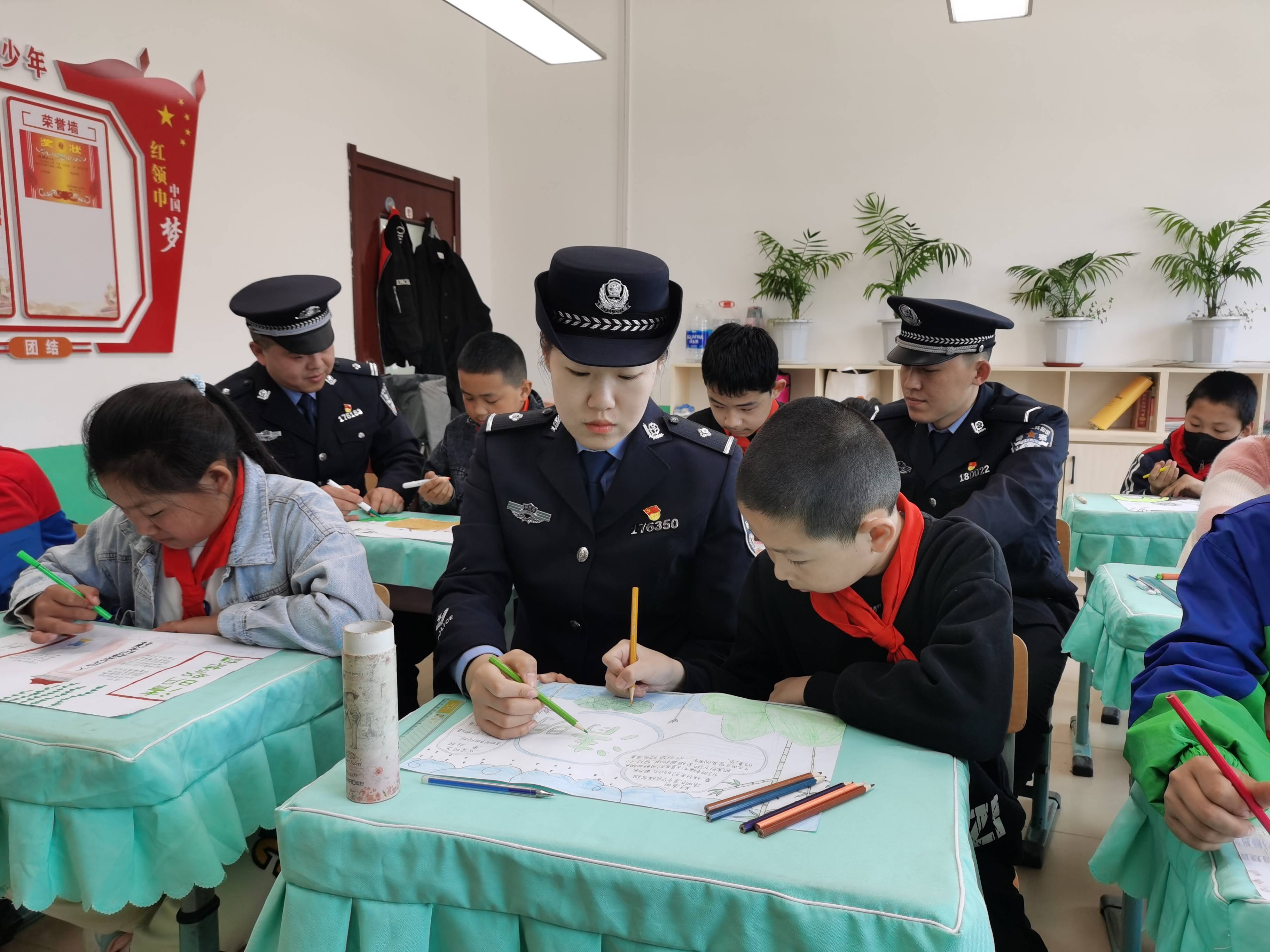 四道沟边境派出所联合四道沟镇中心小学组织开展"清明节手抄报"活动