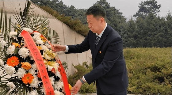 清明祭英烈 豐碑勵前行 長春大學旅遊學院商學院開展2023年清明節祭掃