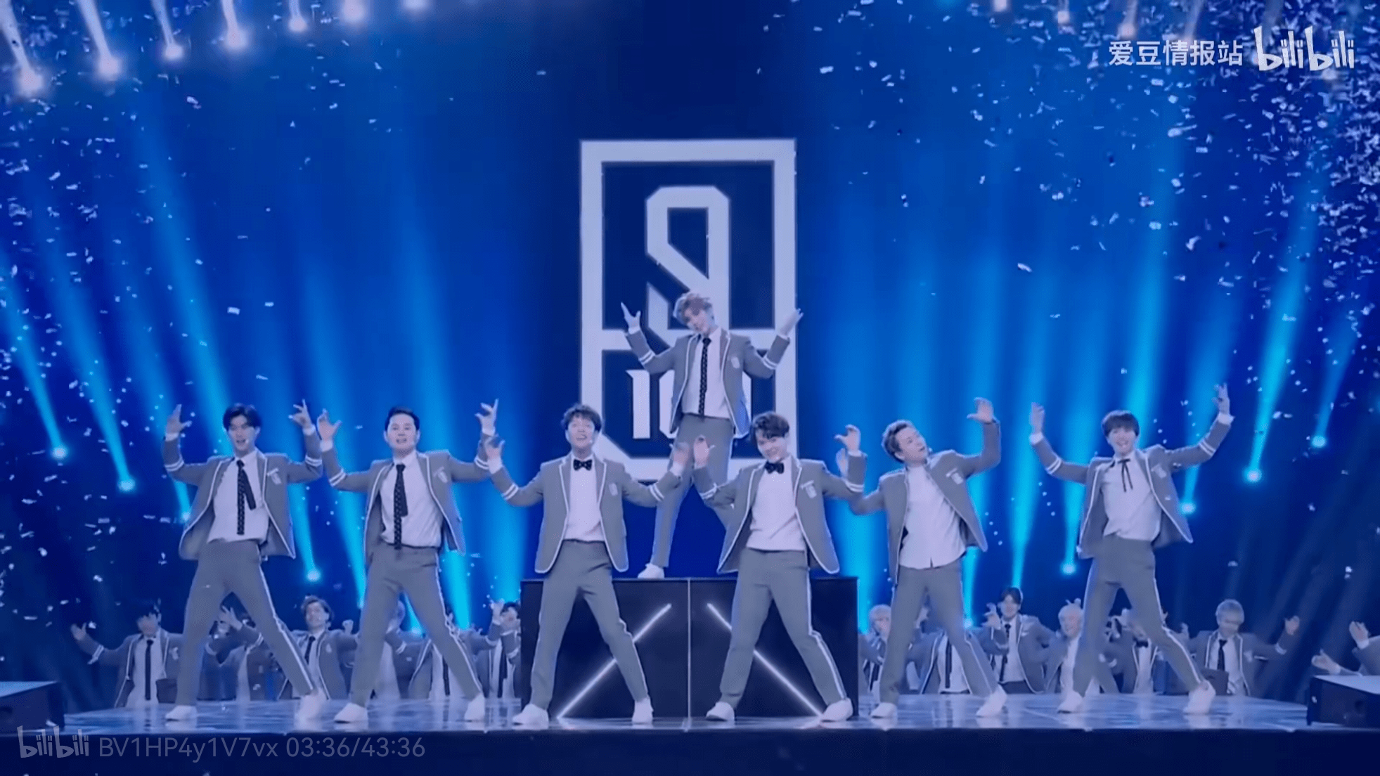 在重温这些舞台的时候,我也有属于自己的仪式感——把视频投放到电视