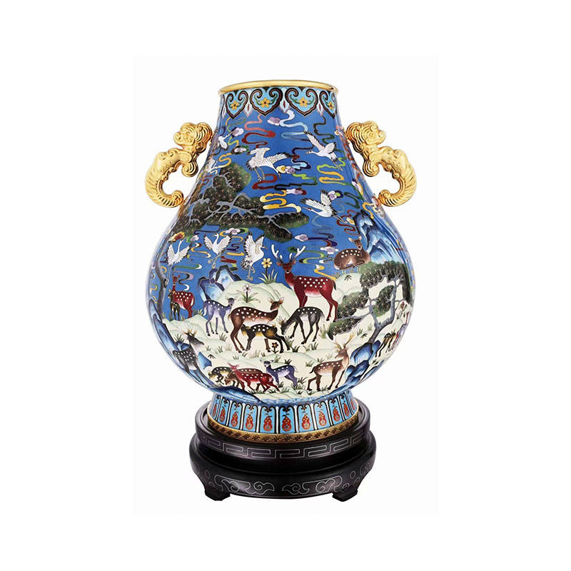 《鹿鹤同春》鹿头尊器型硕大,圆鼓大腹径,圈足 造型规整壮阔,与瓷器的