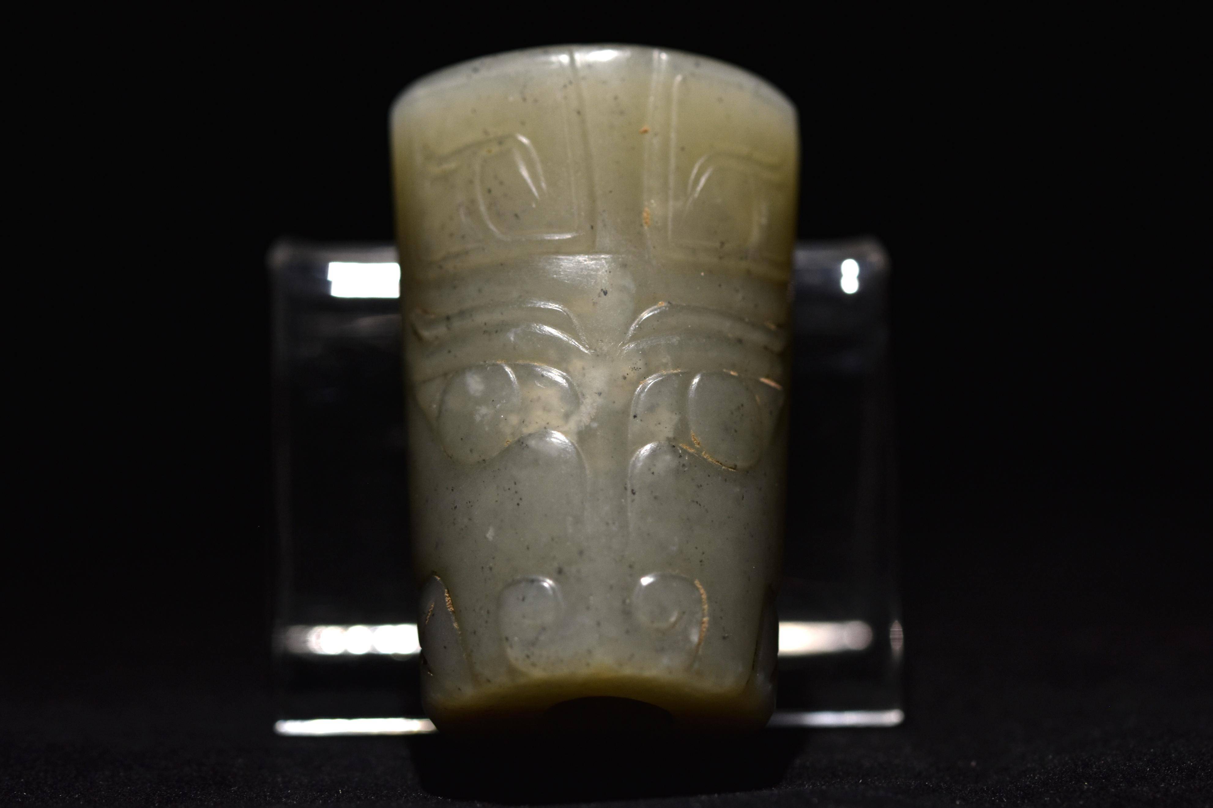 商代兽面纹玉勒子高清细赏_加工_玉质_口部