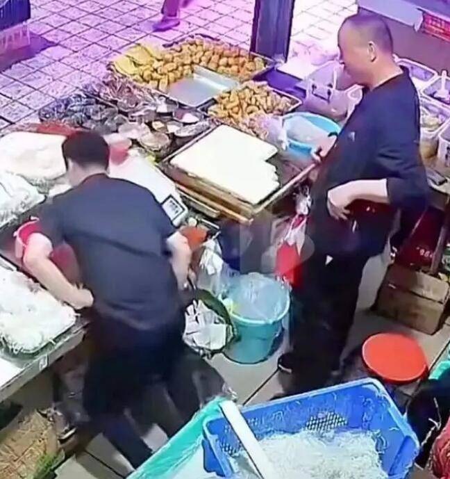 官方通报摊主被陌生人贴膏药后晕倒 人无恙但贴膏为三无产品（别人贴膏药是热的我怎么是凉的）