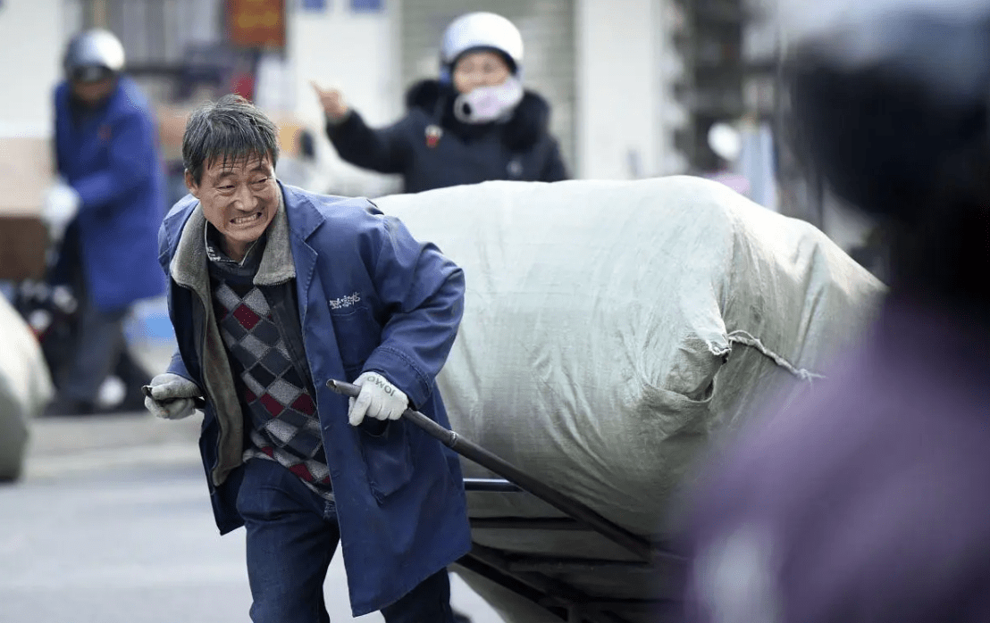 为什么说农民工在工地时间长了,就没法离开?