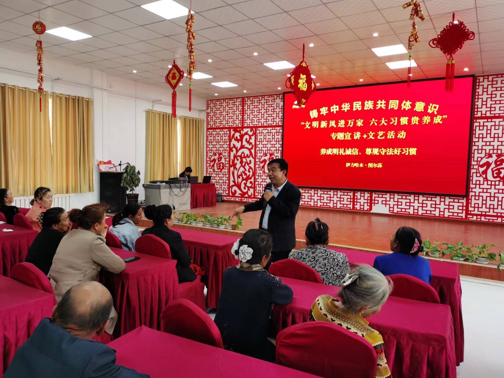 宣讲员接地气的向群众讲解六大习惯的内容(摄影:姚世杰)精彩的舞蹈让