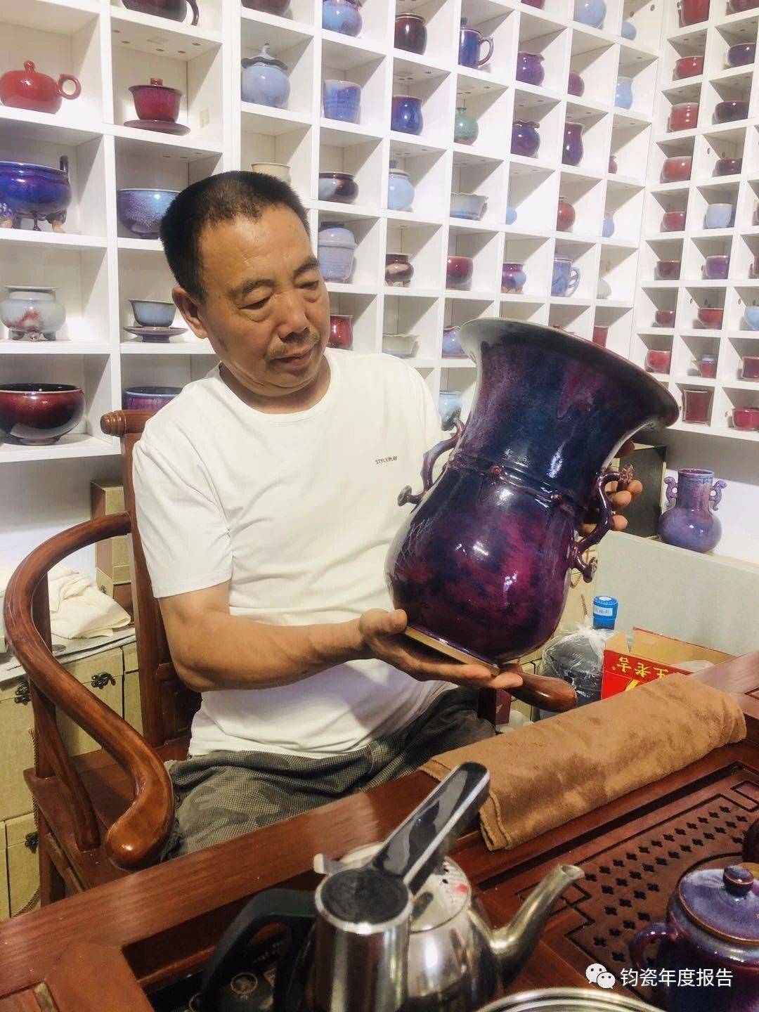 初中毕业即到神垕镇东大艺术瓷厂当学徒,师从苗庚喜,裴麦囤等老艺人