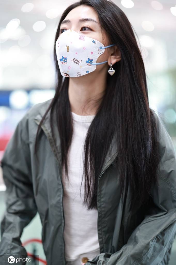梁洁现身北京机场 休闲装扮低调随性-搜狐大视野-搜狐新闻