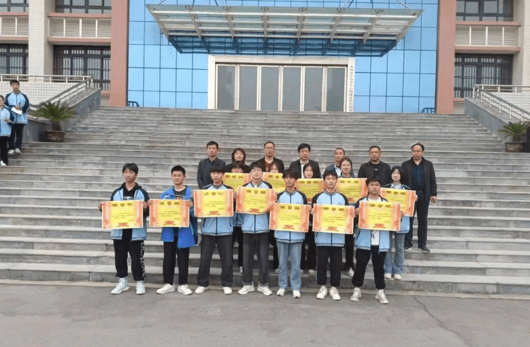 邓州市三贤高中举行迎"五一"合唱比赛_班级_精神_学子