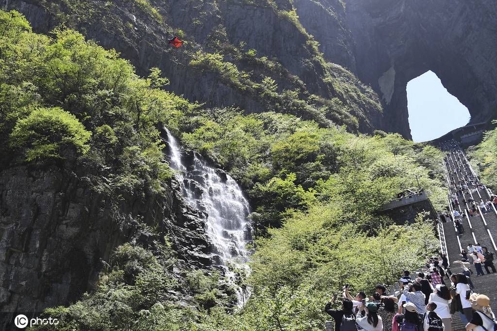 中国翼装飞人张树鹏成功穿越张家界天门洞-搜狐大视野-搜狐新闻