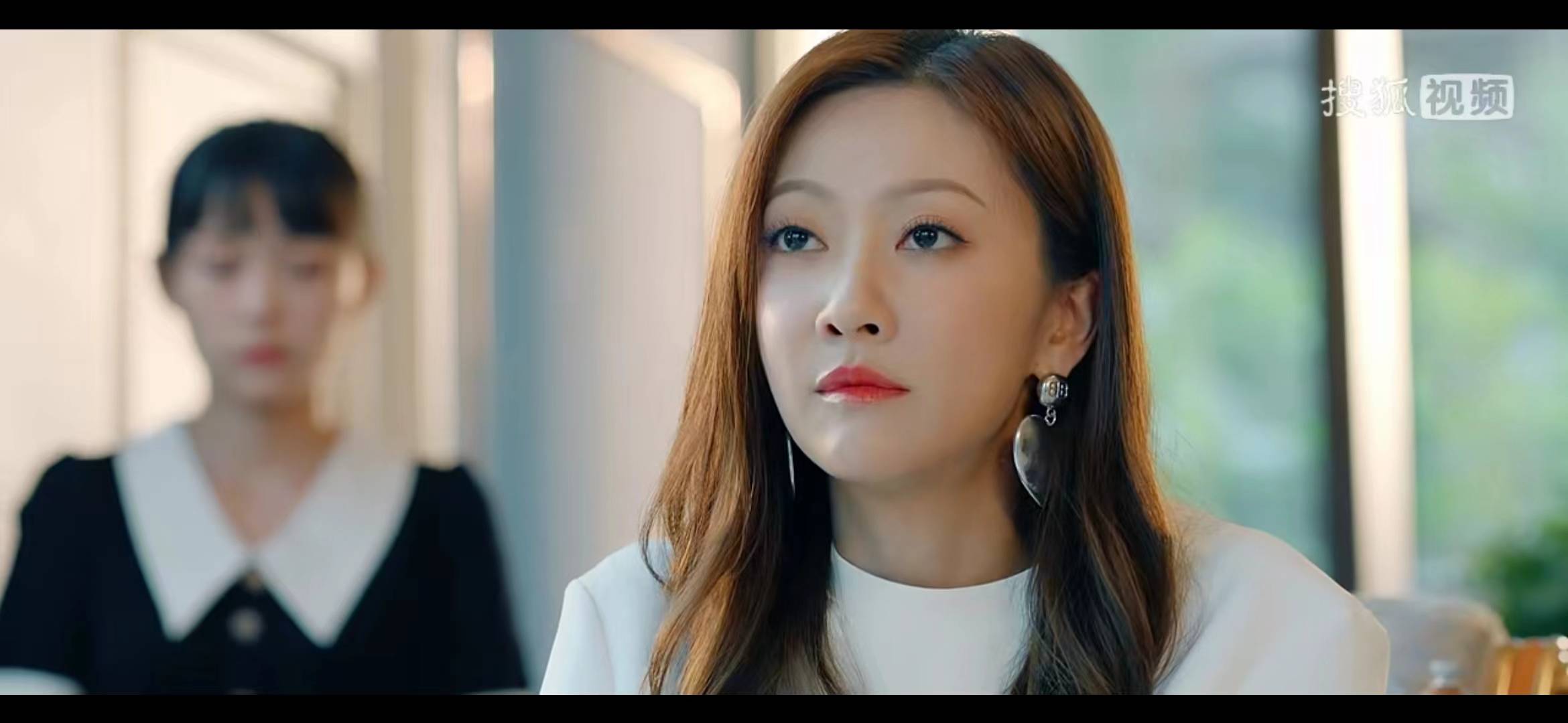 《为你逆光而来》:养母和生父竟是仇敌,女主无法承受之痛_安悦_安叶弥