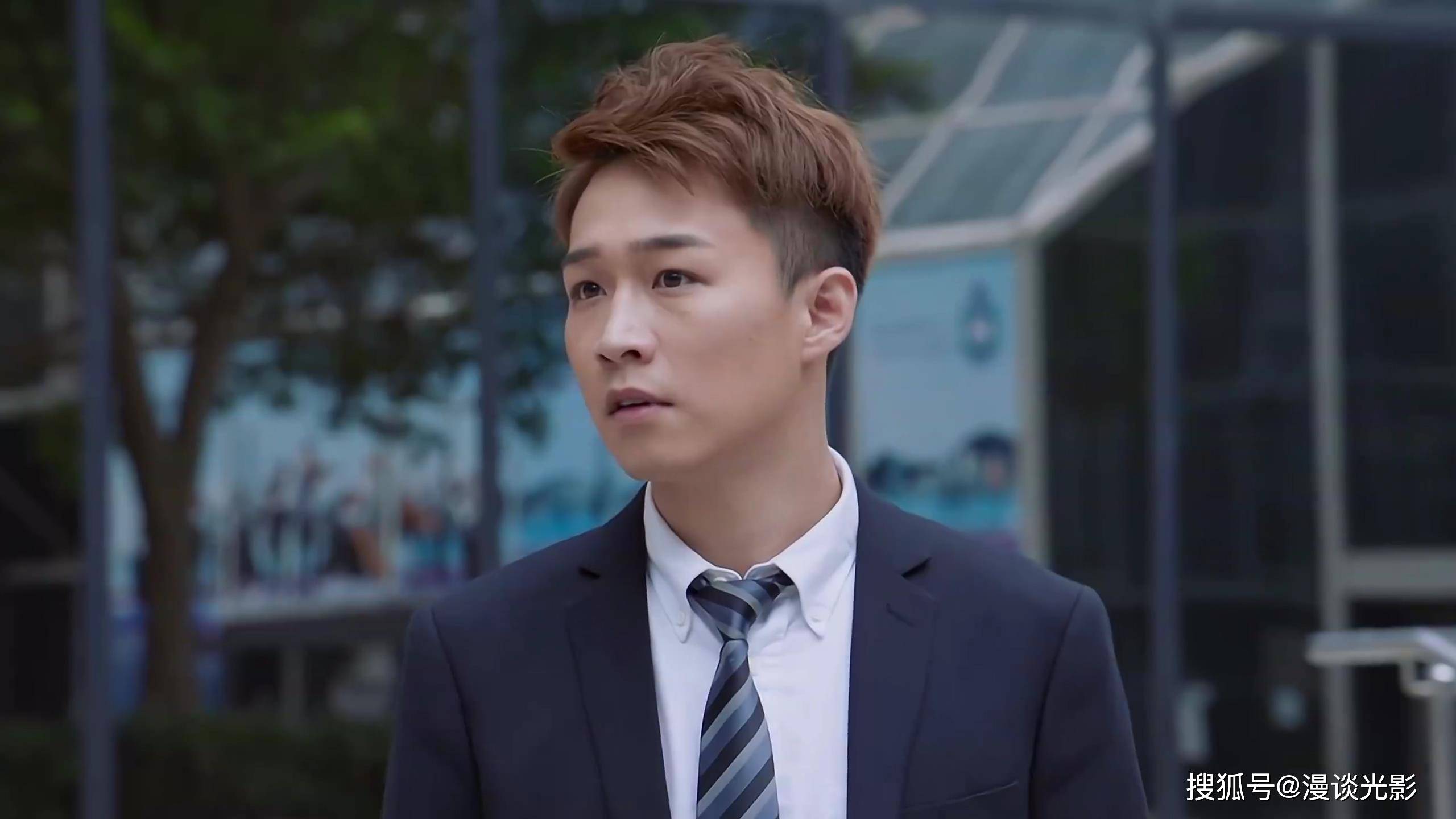 从《隐形战队》到《法言人》,tvb绿叶容天佑表现出色,未来可期_显得