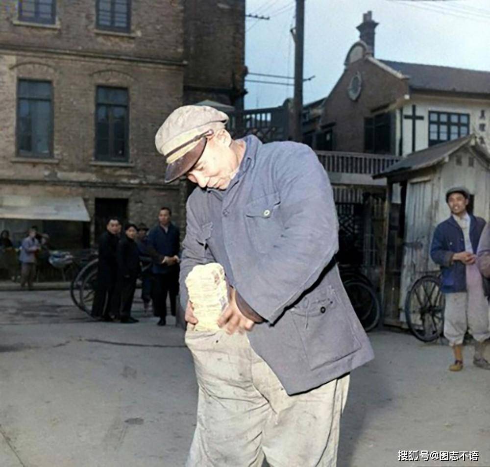 民国上色老照片:1948年国统区货币大贬值,上海工人领工资的奇观_钞票