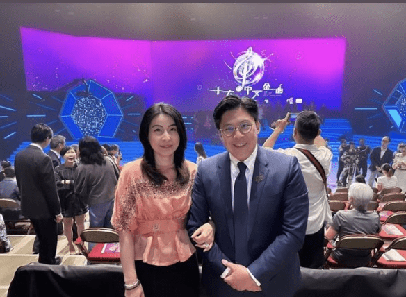霍启刚郭晶晶现身颁奖音乐会 两人恩爱甜蜜超温馨-搜狐大视野-搜狐新闻
