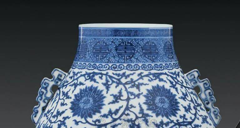中国美術 青花 纏枝蓮花紋 双耳瓶 高29.5cm(LC136) 清乾隆青花缠枝莲双耳尊中国嘉德拍卖回顾_瓷器_装饰_清代