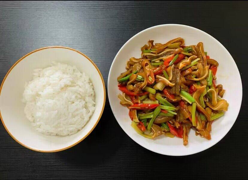 下饭又好吃的辣椒炒卤猪耳~好吃到尖叫~返回搜狐,查看更多