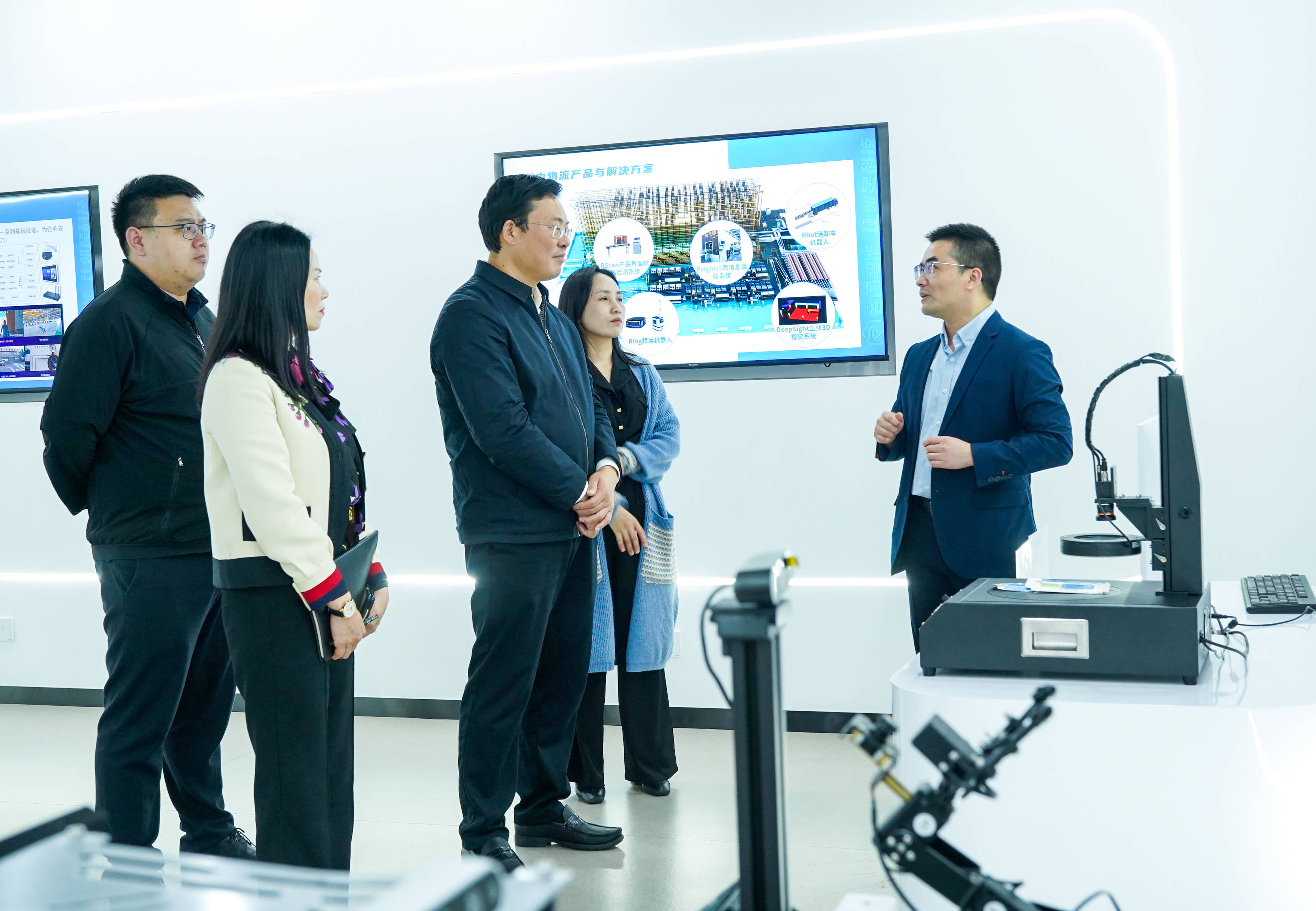 岳麓山大学科技城管委会主任屈志峰一行调研比邻星科技_的发展_行业